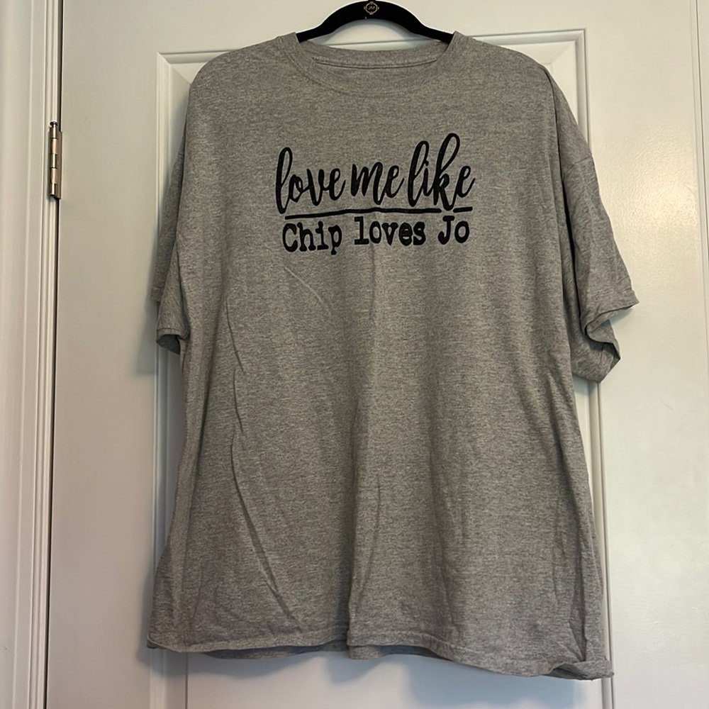 Love me like chip loves jo graphic tee